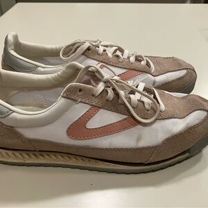 Pink and white Tretorns